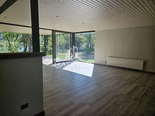 Casa En Venta De 5 Dorm. En Colbún