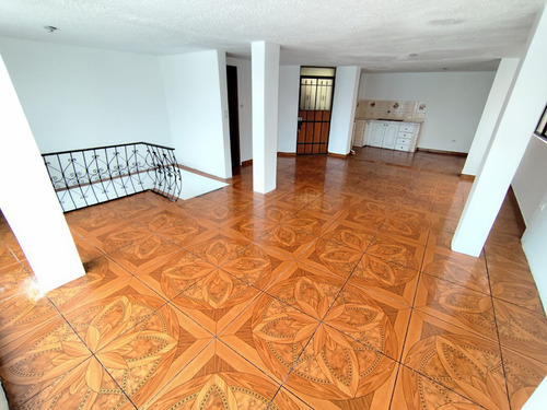 Casa En Carapungo Con Locales