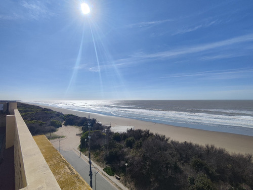 Amplio Monoambiente Con Patio, Frente Al Mar!
