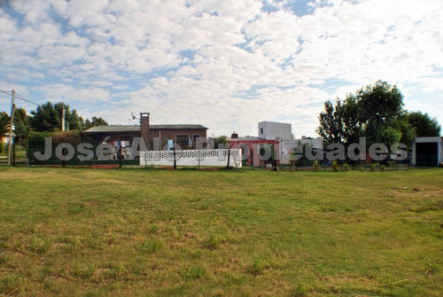 Imagen 2 de 14 de En Venta Dos Casas Y Un Galpón En El Mismo Padrón Colonia Del Sacramento