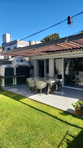 Amplia Casa Tipo Chalet De 5 Ambientes Como A Estrenar Con Jardin Y Cochera En Venta. Florida
