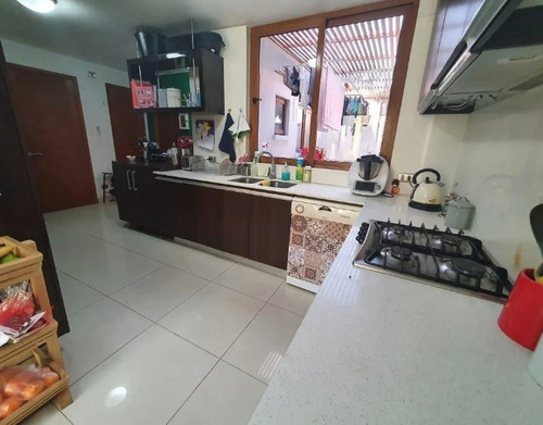 Casa En Venta De 4 Dorm. En Las Condes