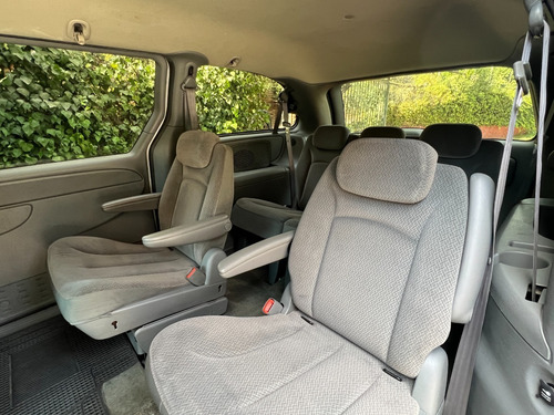 Imagen 22 de 25 de Chrysler Town Country 2005 Flamantísima