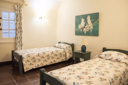 Venta Casa De 5 Dormitorios En Barrio Golf De Punta Del Este