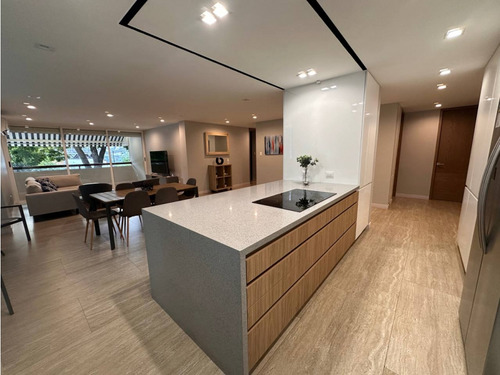 Apartamento En Venta Remodelado En Altamira Con Balcón