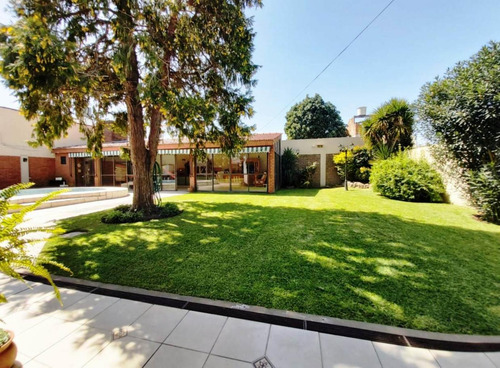 Importante Chalet Sobre 2 Lotes El Palomar.