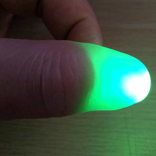 Un Truco Con Los Dedos De Cerca Con Anillos De Luz Led Que B