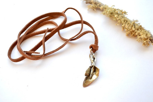 Imagen 2 de 4 de Collar Flor En Alpaca Y Cuero, Cod1