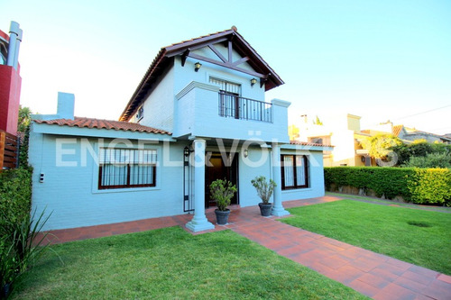 Impecable Casa Con Piscina En Venta Carrasco