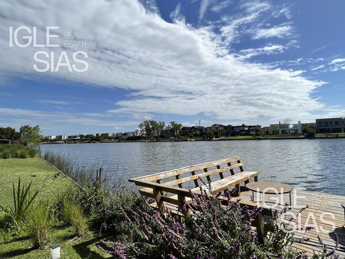 Casa En Venta Al Lago 4 Dormitorios En Barbarita