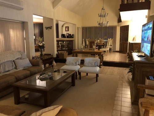 Casa En Venta De 5 Dormitorios En Lugano