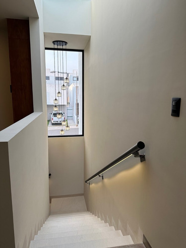 Excelenta Casa En Lomas, Calidad Y Ubicacion Excelente. Oportunidad
