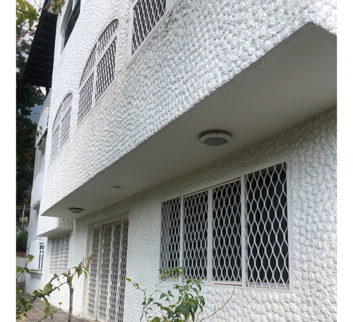 Estupendo Edificio De 3 Plantas Con 3 Apartamentos. Ideal Para Un Grupo Familiar