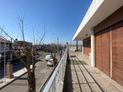 Lega Propiedades Vende En Exclusividad Excelente Inmueble De 4 Dormitorios, 2 Cocinas, 2 Baños Y Garage, Con Gran Potencial En El Centro De La Ciudad De La Paz.