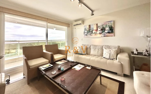 Apartamento Frente Al Mar Del 3 Dormitorios Con Vista En Venta, Playa Mansa Punta Del Este