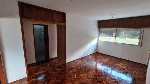 Apartamento 3 Dormitorios, 1 Baño, 1ero Por Escalera, Bien Iluminado, Pisos Plastificados 