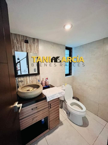 Vendo Casa Excelente Ubicación, Frente A Plaza Shangrila