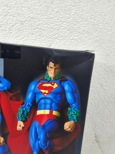 Superman Hush Mafex (Usado)
