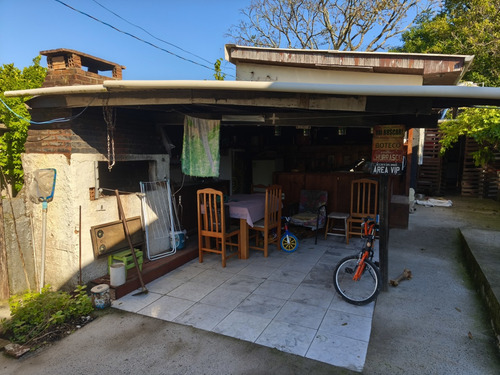 Casa Com Bar E Piscina Em Grande Terreno E Ótima Localização