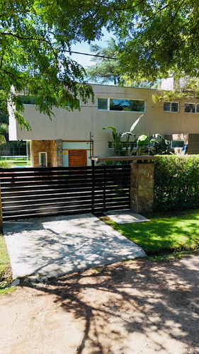 Casa 5 Ambientes Estilo Moderno - Parque Leloir