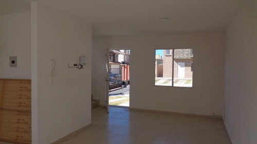 Casa Sola, Amplia ,en Renta, De 2 Niveles,de 2 Recamaras, 2 1/2 Baños, 2 Estacionamientos, Terraza Con Pérgola, Amenidades, Fraccionamiento Real Madeira Fase Iv, Pachuca De Soto, Hidalgo