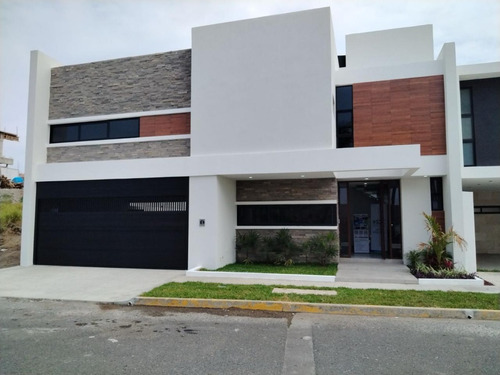 Casa En Venta En Veracruz, Con Recamara En P.b. En Riviera Veracruzana.