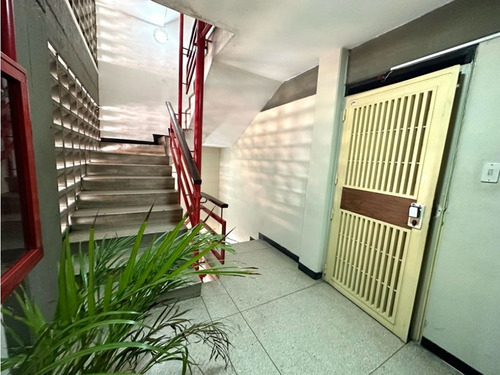 Venta De Edificio En El Rosal Con Espléndida Ubicación 734m2