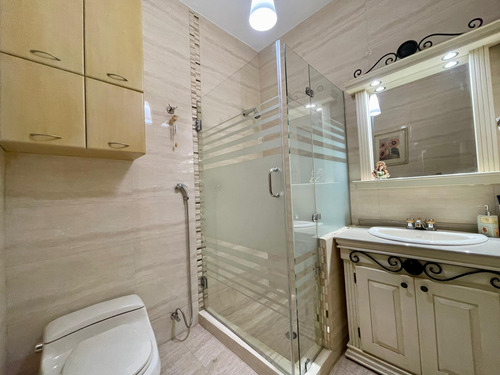 Casa En Venta Excelente Ubicación Zona Comercial, Lecheria