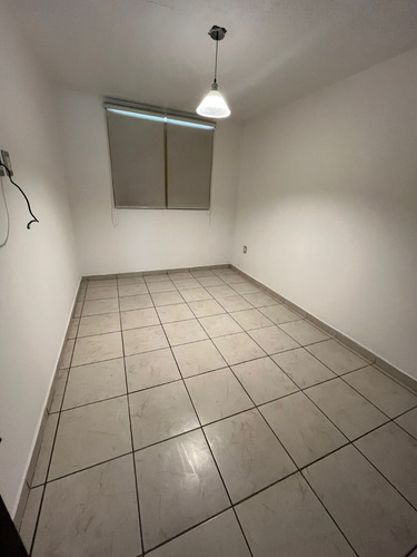 Departamento En Último Piso Sobre Eje Central
