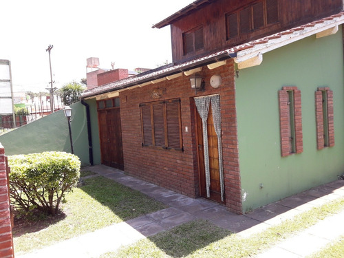 Venta De Casa 3 Amb A 150 Mts Del Mar - Cochera - Quincho