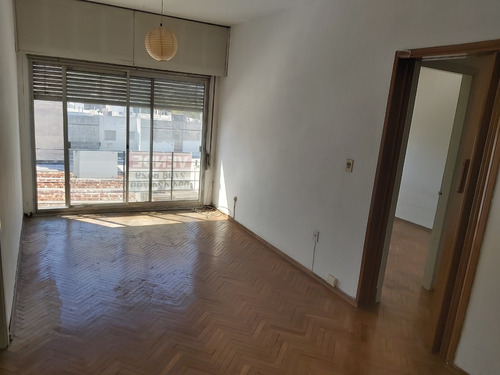 Imagen 1 de 14 de Apartamento Con Renta  1 Dormitorio Al Frente Centro Ascensor .
