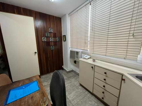 Se Alquila Espacio Para Consultorio U Oficina, 10 Mts Aprox. En Altamira Sur Frente A La Torre Británica.