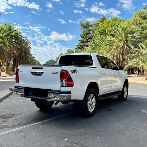Imagen 4 de 10 de Toyota Hilux 2.8 C/d 4x4 Tdi Sr 177cv 2018