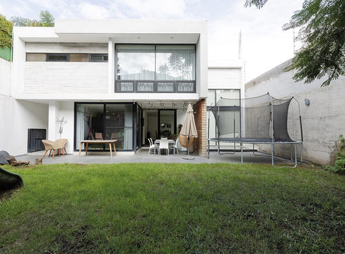 Casa En Venta La Concepcion Zavaleta Con Doble Altura Y Amplio Jardin