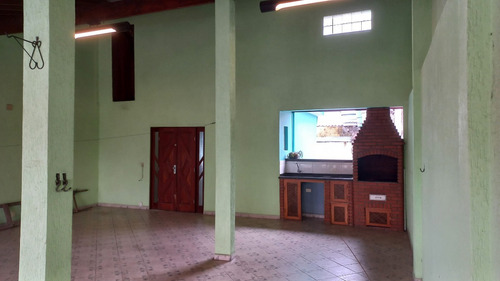 Casa Grande E Espaçosa Com Terraço E Churrasqueira Com Ótima Localização