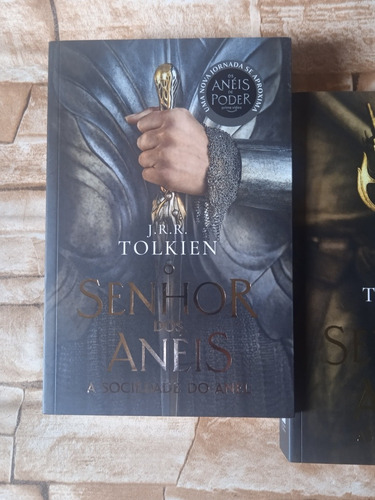 Livro Senhor Dos Anéis: Trilogia - Capa Os Anéis Do Poder, De J. R. R. Tolkien. Editorial Harpercollins Brasil, Capa Mole Em Português, 2022. (Usado)