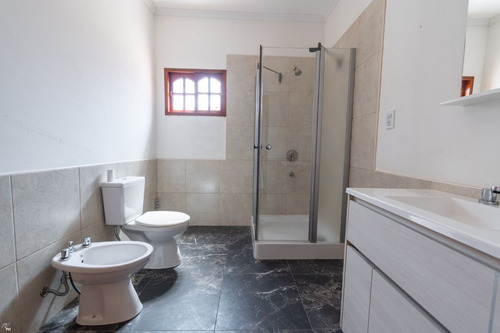 Casa De 3 Dormitorios Con Cochera En Villa Amelia