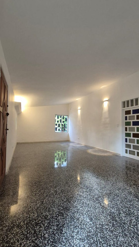Casa En Alquiler. Los Palos Grandes. 350 Mt, 4h+s/4b+s/2e