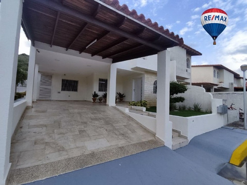 Imagen 2 de 20 de Re/max 2mil Vende Townhouse En Urb. Manantiales Los Robles