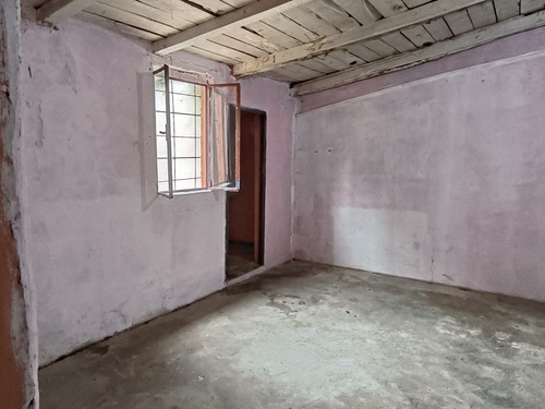 Atención!!! Muchas Posibilidades, Documentación Al Día, 5 Dormitorios Y 2 Baños, Actualmente 2 Apartamentos Y 1 Casa Principal! A 3 Cuadras De Ruta 11, Ideal 2 Familias, Estado A Mejorar!