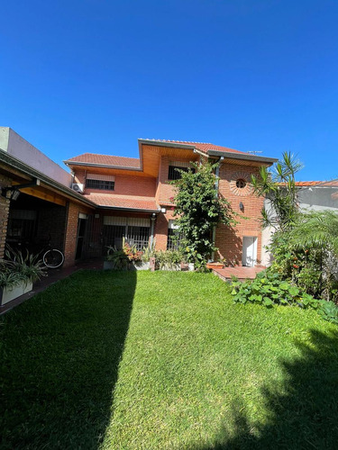 Casa En Venta De 5 Ambientes Con Jardín, Cochera Y Parrilla. 