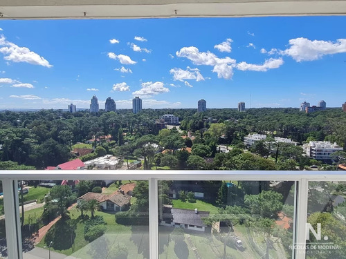 Vende Apartamento En Complejo, Piso Alto, 2 Dormitorios En Playa Mansa, Punta Del Este 