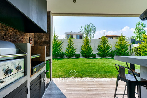 Condominio En Piedra Roja, Impecable Con Excelente...