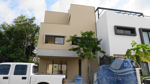 Casa En Venta En Cancun Arbolada / Codigo: B-umd7210