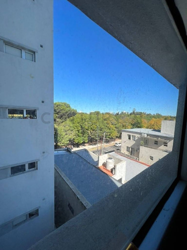 Imagen 10 de 21 de Departamento De Un Dormitorio Frente Al Parque San Martin Con Balcon.