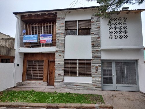 Venta De Departamento En Adrogue, Ph En Planta Alta, 2 Dorm., Quincho.