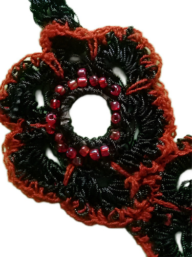 Collar Hecho Artesanal Al Crochet En Hilo Seda.