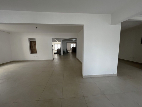 Local En Alquiler De 330m2 En Naco Primer Nivel