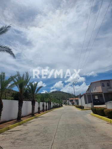 Amplio Townhouse Ubicado En Conjunto Tranquilo, Los Robles, Maneiro, Isla De Margarita, Nueva Esparta - Cod. 0673