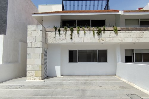 Amplia Casa En Renta En El Refugio Recámara En Planta Baja Con Wc Completo, Roof Top, Patio Tras...